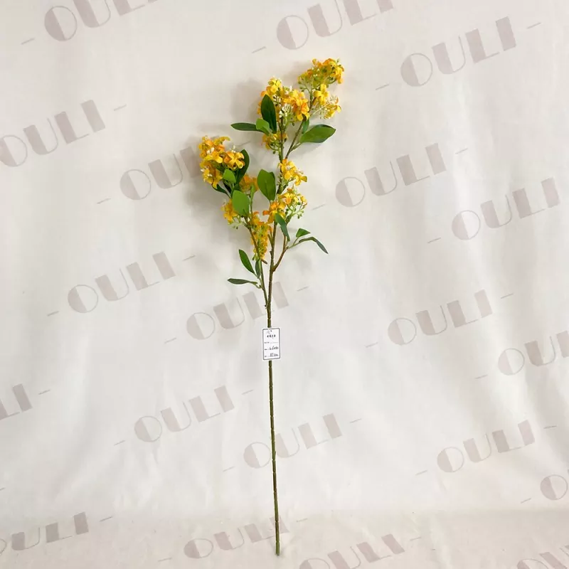 Kunstige spotte oransje blomster