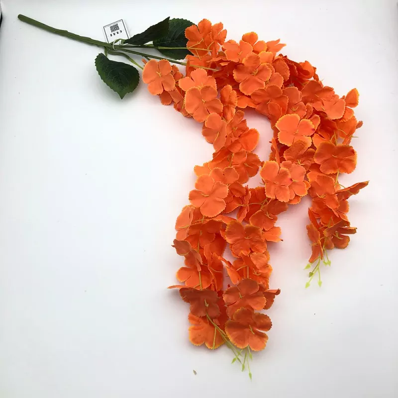 Kunstige bladene hengende blomster