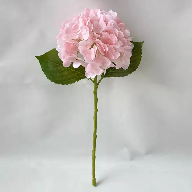 Ekte berøring av kunstig hortensia